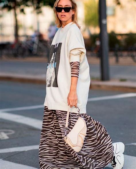 pantalones oversize con estampados.